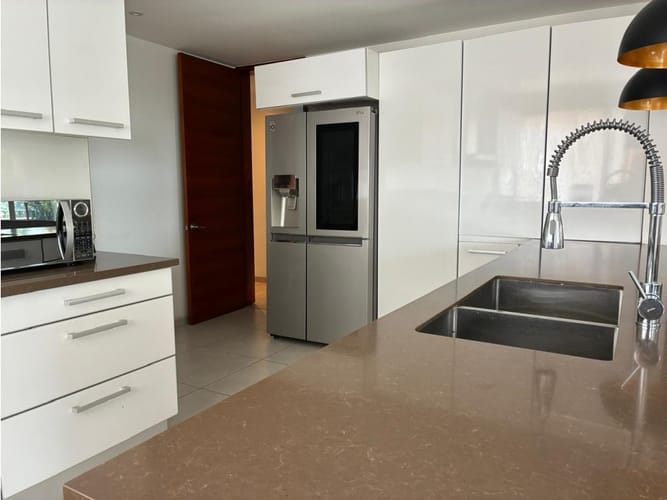Apartamento de 3 alcobas en venta en Los Rosales, Bogotá, 211 m² · foto 8 de 24