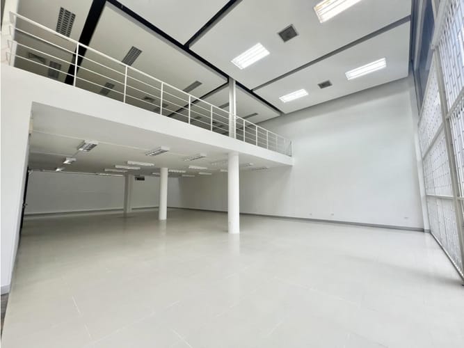 Local en arriendo en El Bosque, Cali, 450 m² · foto 2 de 12