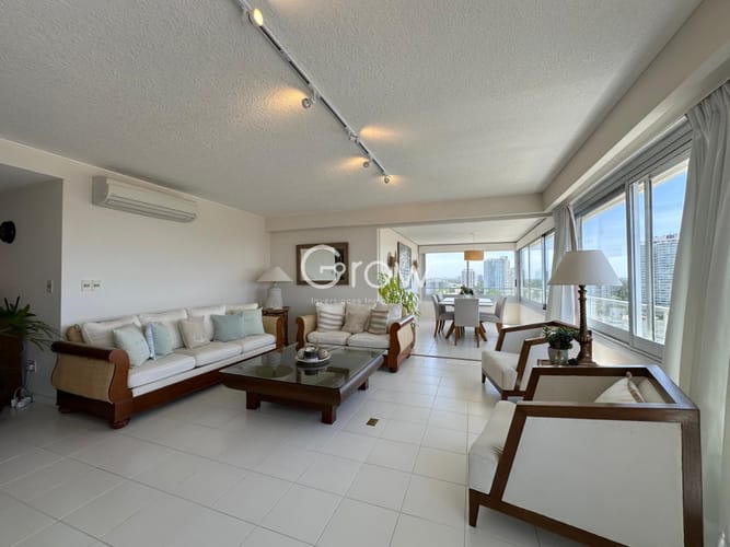 Oportunidad en venta de 3 dormitorios en edificio Tiburon ll, Playa Brava, Punta del Este.