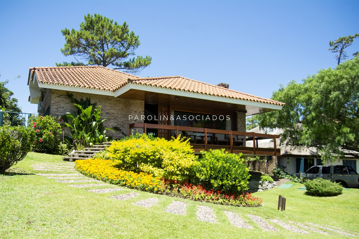 Hermosa casa en venta de 4 dormitorios a pocos metros del mar en Punta del Este.
