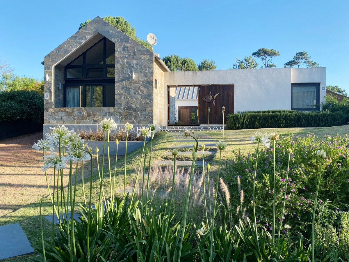 Excelente propiedad en Venta de 4 dormitorios en Pinares, Punta del Este.