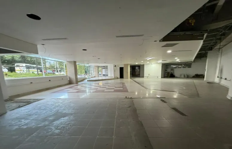 Local en venta en La Mota, Medellín, 326 m² · foto 2 de 5