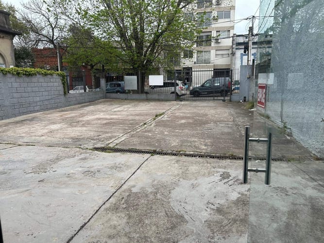 Galpón en alquiler de 450m2 ubicado en Buceo · Foto 3