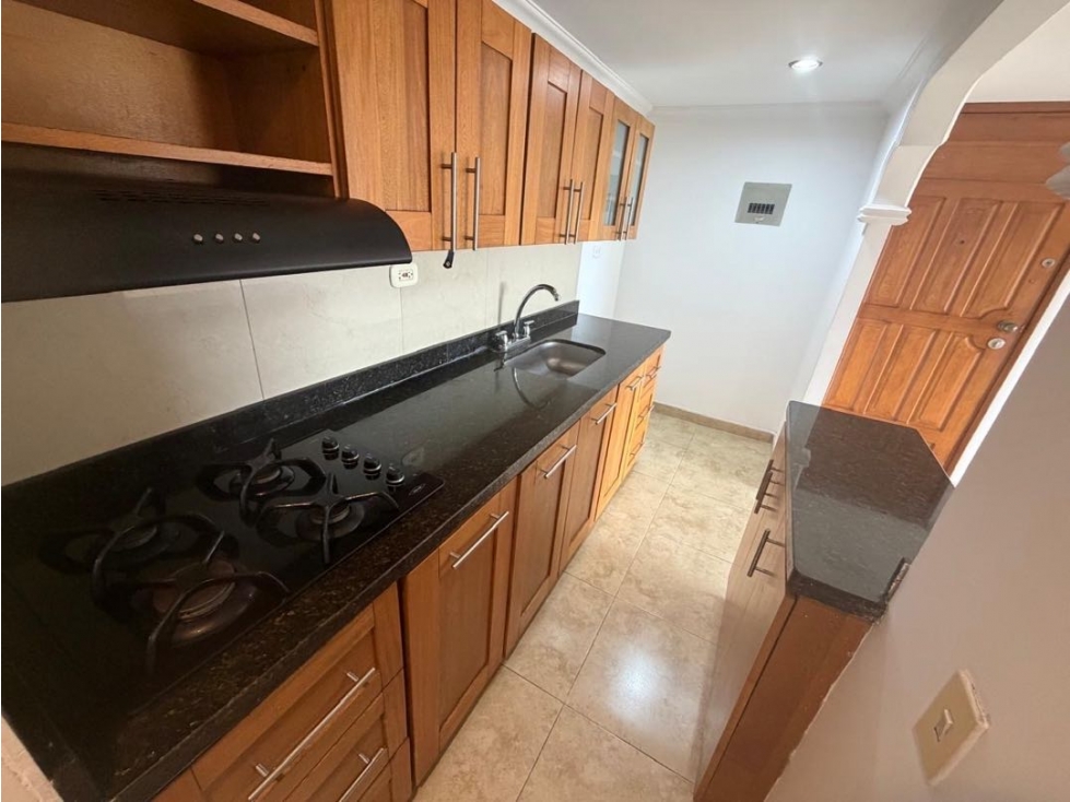 Apartamento en arriendo en Los Colores, Medellín · foto 2 de 14