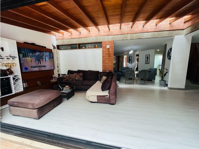 Casa de 4 alcobas en venta en La Visitación, Medellín, 245 m² · foto 3 de 24
