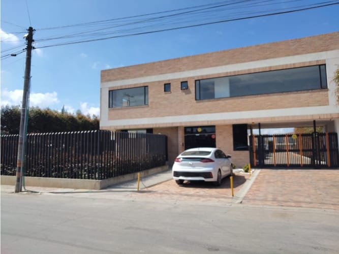 Casa de 3 alcobas en venta en Cerca De Piedra, Chía, 200 m² · foto 2 de 24