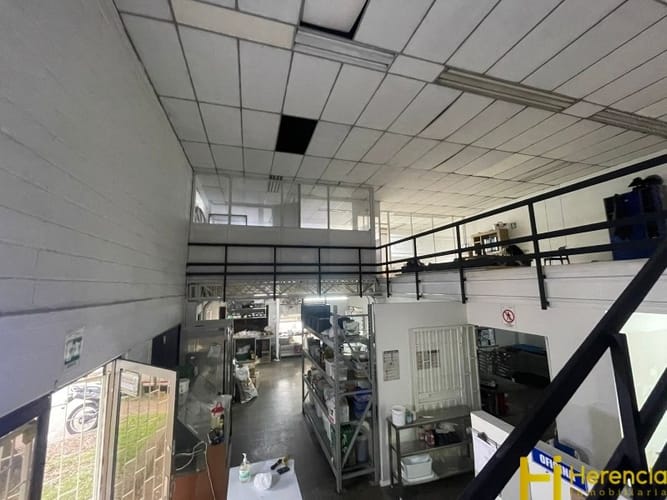 Bodega en arriendo en La Aguacatala, Medellín, 200 m² · foto 2 de 13