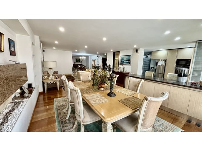 Apartamento de 2 alcobas en venta en Chicó Reservado, Bogotá, 189 m² · foto 3 de 17