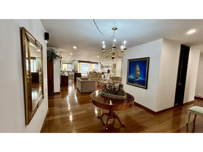 Apartamento de 2 alcobas en venta en Chicó Reservado, Bogotá, 189 m² · foto 8 de 17