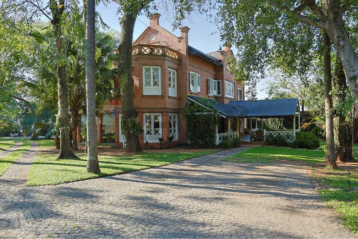 VENDO EXCLUSIVA CASA EN BARRIO MBOCAYATY