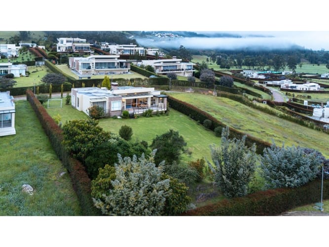 Casa de 4 alcobas en venta en La Violeta, Sopó, 290 m² · foto 2 de 24