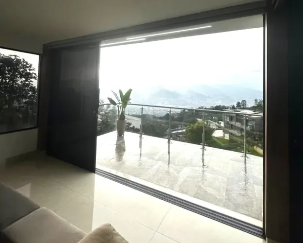 Casa de 5 alcobas en venta en Vía Las Palmas, Envigado, 1920 m² · foto 13 de 24