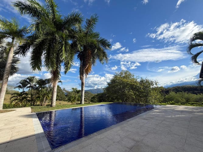 Casa de 5 alcobas en venta en Picaleña Y Mirolindo, Ibagué, 1000 m² · foto 3 de 15