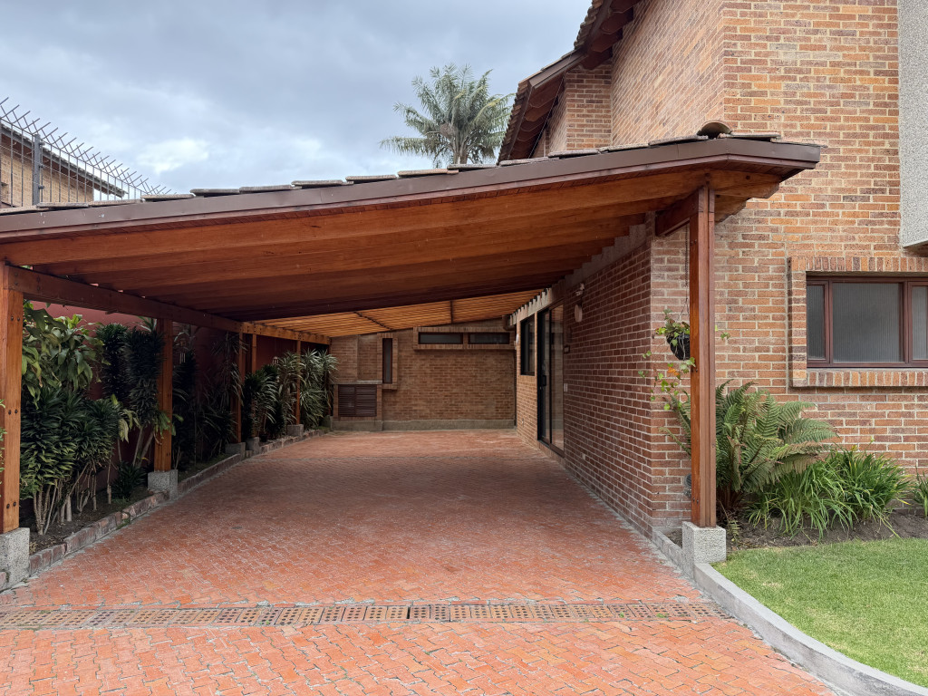 Casa en venta en San Jose De Bavaria, Bogotá · foto 2 de 24