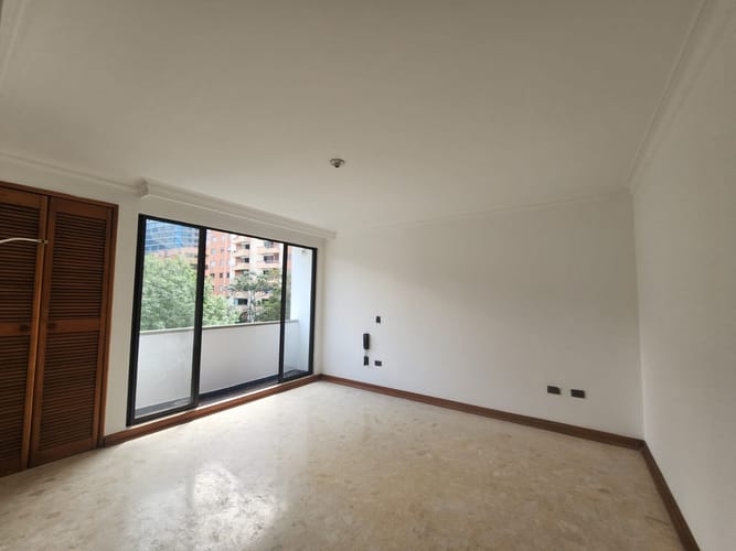 Apartamento de 3 alcobas en arriendo en Lalinde, Medellín, 130 m² · foto 3 de 14