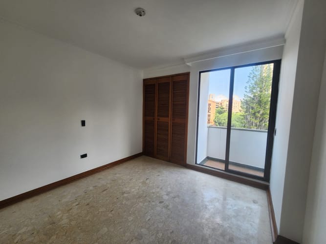 Apartamento de 3 alcobas en arriendo en Lalinde, Medellín, 130 m² · foto 9 de 14