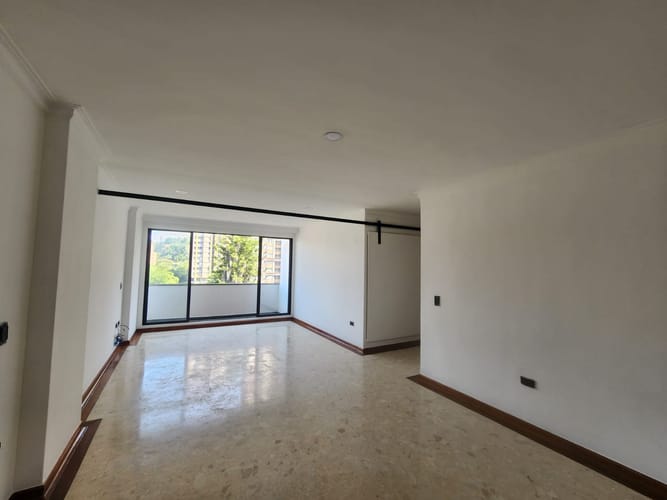 Apartamento de 3 alcobas en arriendo en Lalinde, Medellín, 130 m² · foto 10 de 14