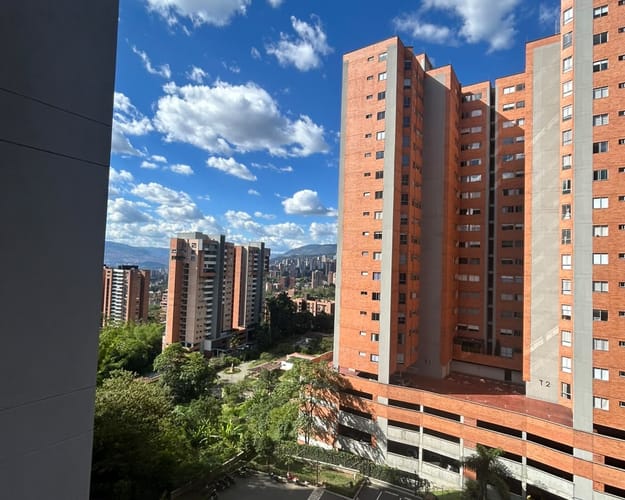 Apartamento de 2 alcobas en arriendo en Camino Verde, Envigado, 94 m² · foto 2 de 10