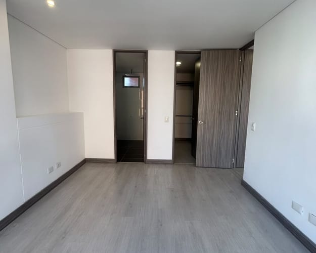 Apartamento de 2 alcobas en arriendo en Camino Verde, Envigado, 94 m² · foto 3 de 10