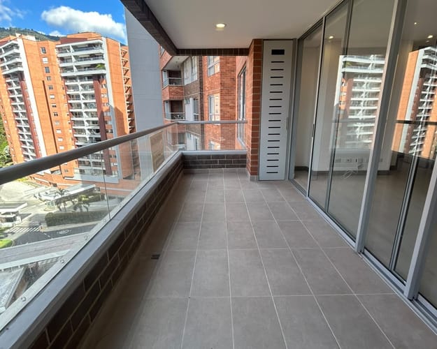 Apartamento de 2 alcobas en arriendo en Camino Verde, Envigado, 94 m² · foto 4 de 10
