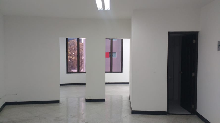 Oficina en arriendo en Los Balsos, Medellín, 92 m² · foto 2 de 5