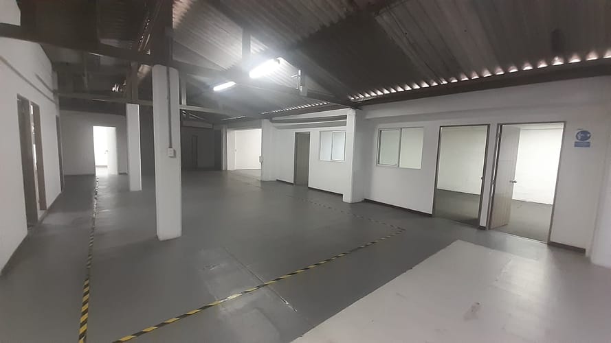 Local en arriendo en Campo Amor, Medellín, 1116 m² · foto 2 de 13