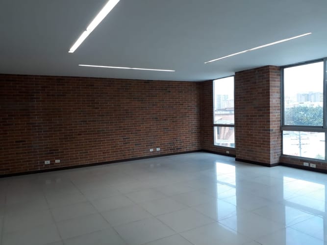 Oficina en arriendo en El Poblado, Medellín, 64 m² · foto 2 de 4