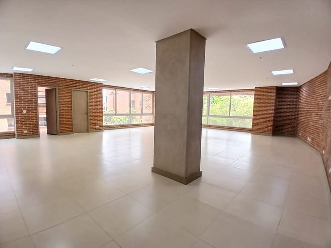 Oficina en arriendo en Castropol, Medellín, 136 m² · foto 2 de 10