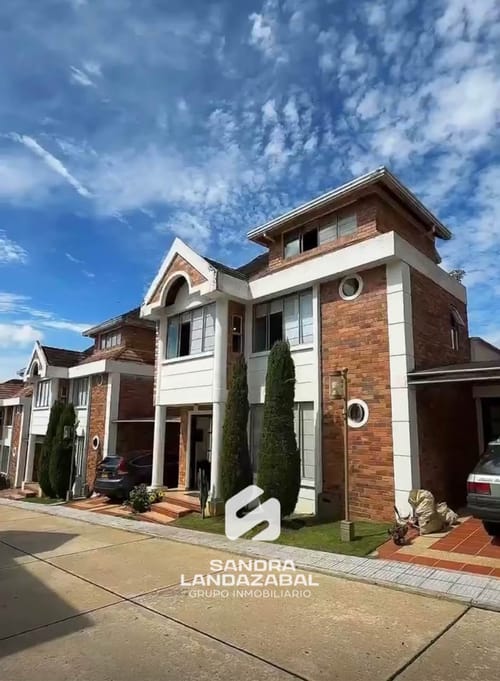 Casa de 4 alcobas en venta en Lagos Del Cacique, Bucaramanga, 270 m² · foto 2 de 15