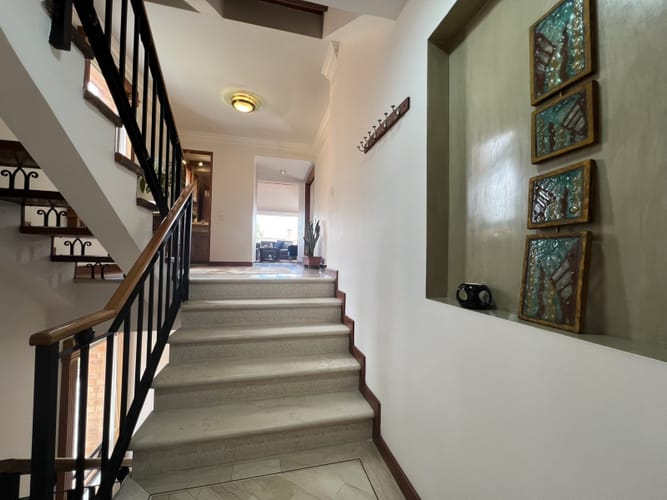 Casa de 4 alcobas en venta en Cerros De Suba, Bogotá, 268 m² · foto 3 de 24