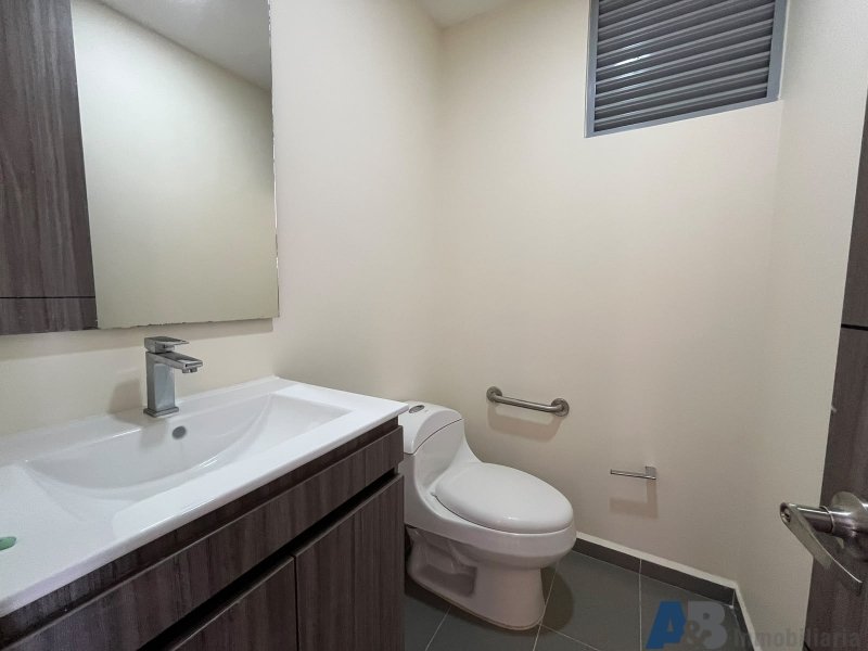 Apartamento en arriendo en Uribe Angel, Envigado · foto 8 de 24