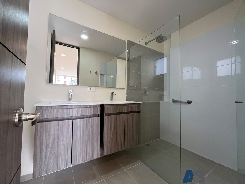 Apartamento en arriendo en Uribe Angel, Envigado · foto 12 de 24