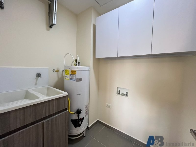 Apartamento en arriendo en Uribe Angel, Envigado · foto 21 de 24