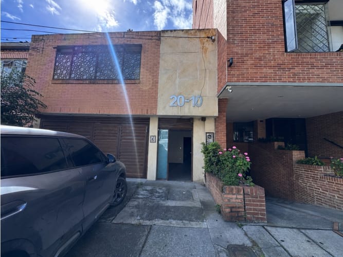 Casa de 6 alcobas en venta en San Luis, Bogotá, 356 m² · foto 2 de 24