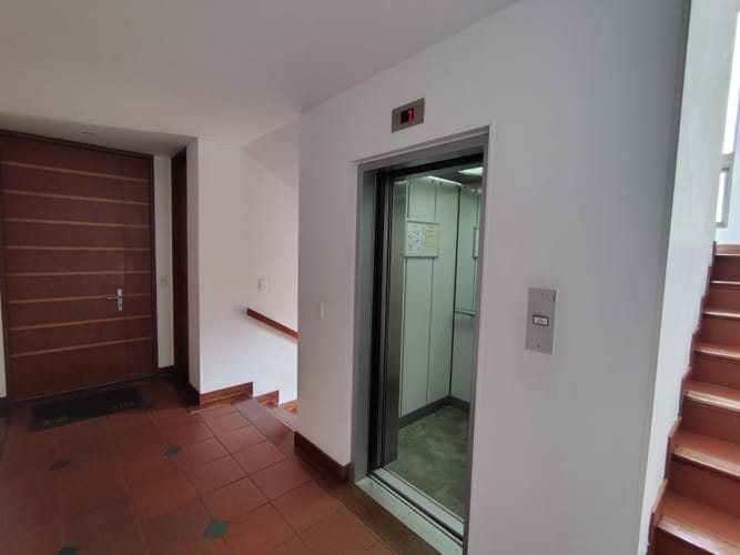Apartamento de 3 alcobas en venta en Lindaraja, Bogotá, 200 m² · foto 2 de 24
