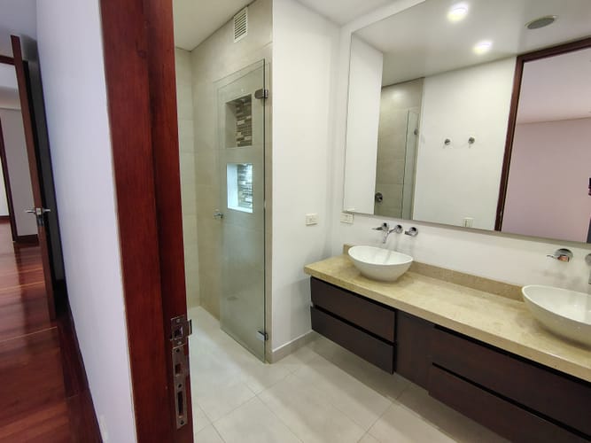 Apartamento de 3 alcobas en venta en Lindaraja, Bogotá, 200 m² · foto 10 de 24