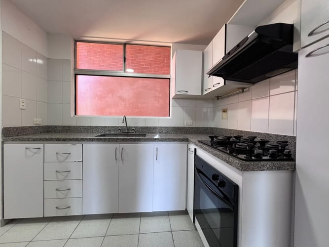 Apartamento de 3 alcobas en arriendo en El Poblado, Medellín, 100 m² · foto 3 de 16