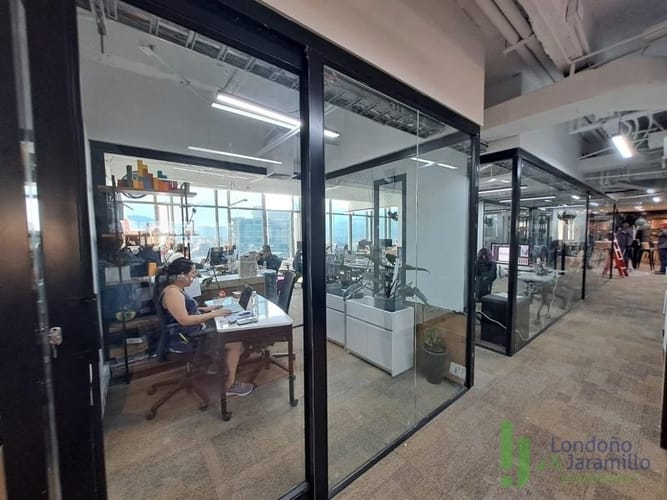 Oficina en venta en Astorga, Medellín, 608 m² · foto 2 de 13