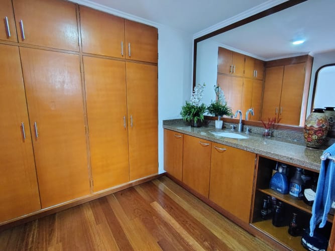 Apartamento de 5 alcobas en venta en Chicó Navarra, Bogotá, 325 m² · foto 14 de 18