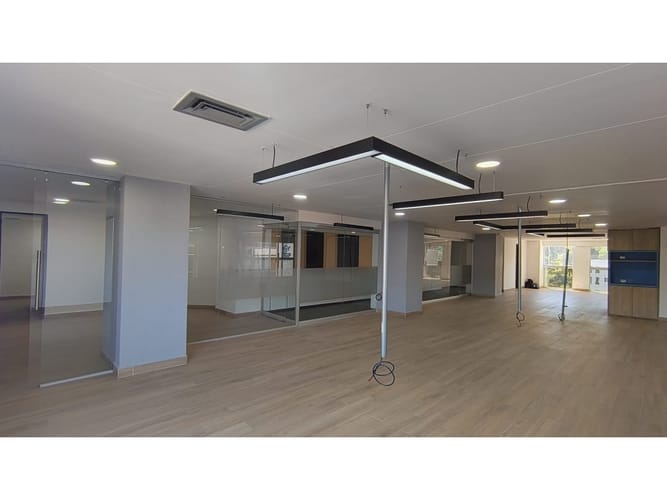 Oficina en arriendo en El Castillo, Medellín, 247 m² · foto 2 de 9