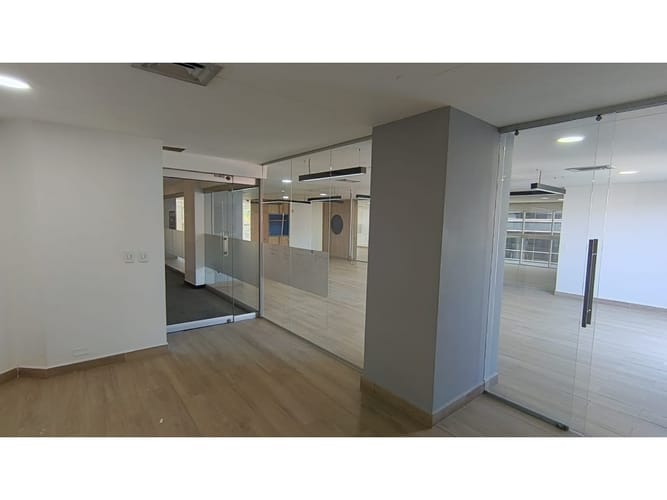 Oficina en arriendo en El Castillo, Medellín, 247 m² · foto 3 de 9