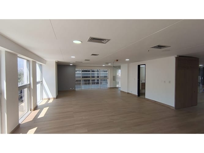 Oficina en arriendo en El Castillo, Medellín, 247 m² · foto 5 de 9