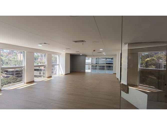 Oficina en arriendo en El Castillo, Medellín, 247 m² · foto 6 de 9