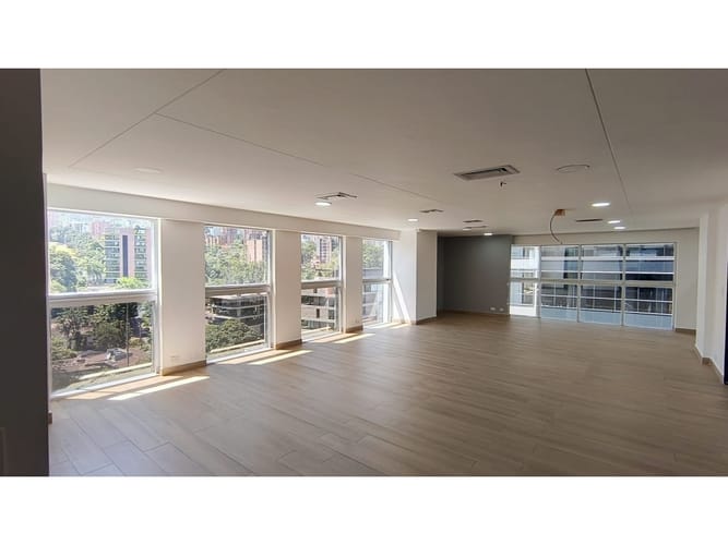 Oficina en arriendo en El Castillo, Medellín, 247 m² · foto 7 de 9