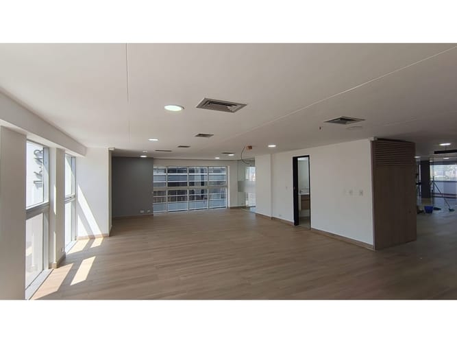 Oficina en arriendo en El Castillo, Medellín, 247 m² · foto 8 de 9
