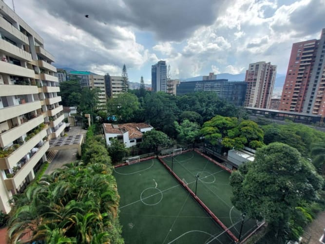 Apartamento de 2 alcobas en arriendo en El Castillo, Medellín, 71 m² · foto 2 de 15