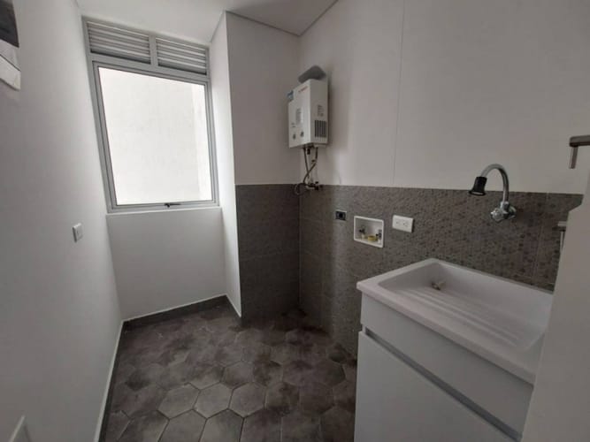 Apartamento de 2 alcobas en arriendo en El Castillo, Medellín, 71 m² · foto 12 de 15