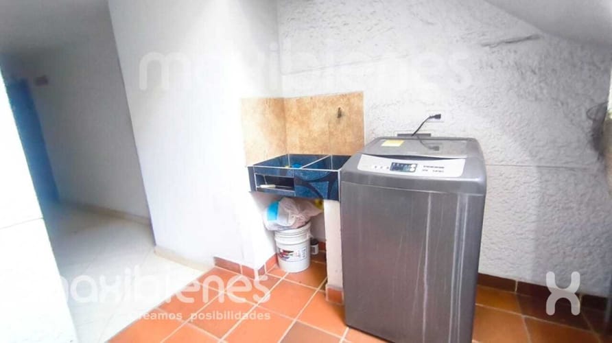 Casa de 8 alcobas en venta en Belén Los Alpes, Medellín, 100 m² · foto 11 de 12