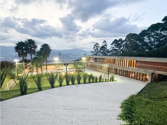 Casa de 5 alcobas en venta en Loma Del Chocho, Envigado, 835 m² · foto 2 de 24