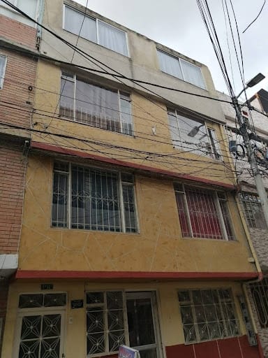 Casa de 10 alcobas en venta en El Portal De Patio Bonito, Bogotá, 385 m² · foto 2 de 19